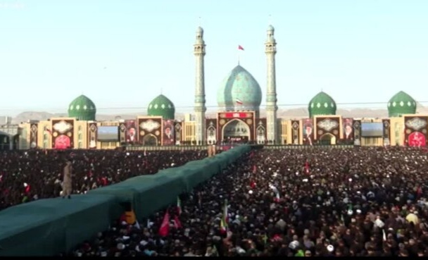 اقامه نماز بر پیکرهای مطهر رهبر شهید و خانواده ایشان به امامت آیتالله جوادی آملی