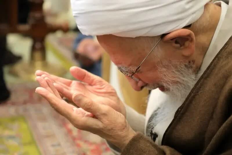 اقامه نماز بر پیکر مطهر رهبر شهید انقلاب توسط آیت‌الله جوادی آملی