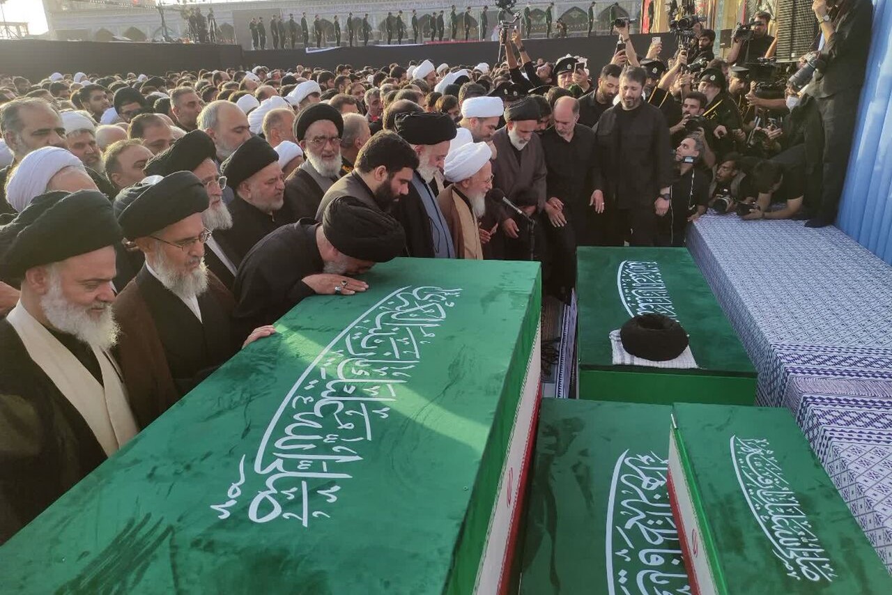 اقامه نماز بر پیکرهای مطهر رهبر شهید و خانواده ایشان به امامت آیت‌الله جوادی آملی