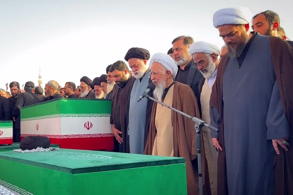 اقامه نماز بر پیکر مطهر رهبر شهید انقلاب توسط آیت‌الله جوادی آملی