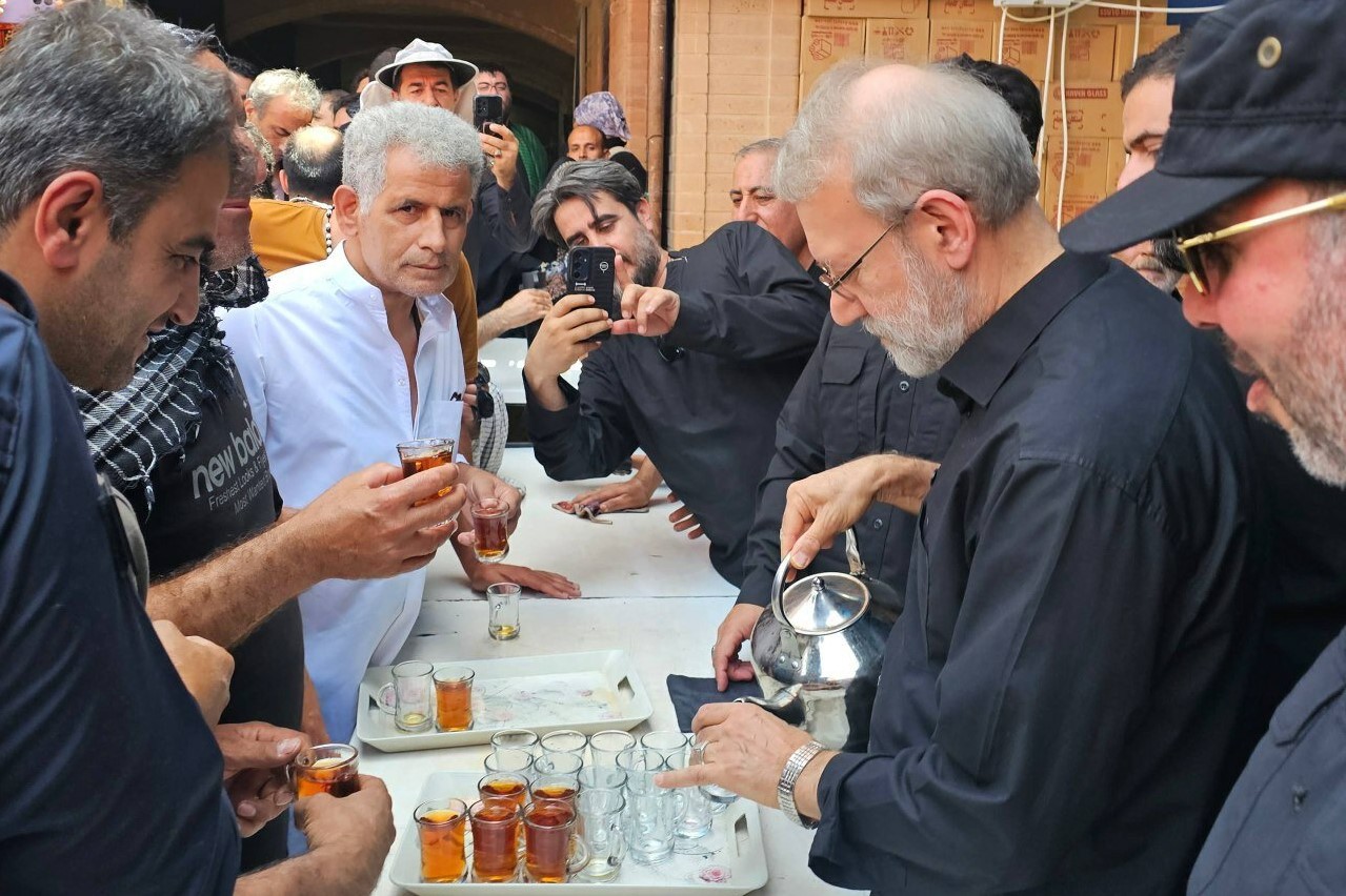 تصاویری جالب از پذیرایی علی لاریجانی از زائران در موکبی در کربلا