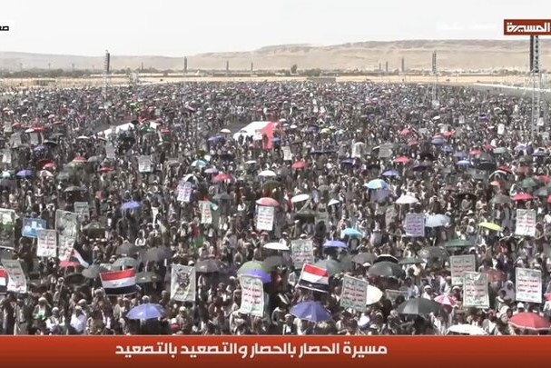 راهپیمایی یمنی‌ها در حمایت از معادله «محاصره در برابر محاصره»