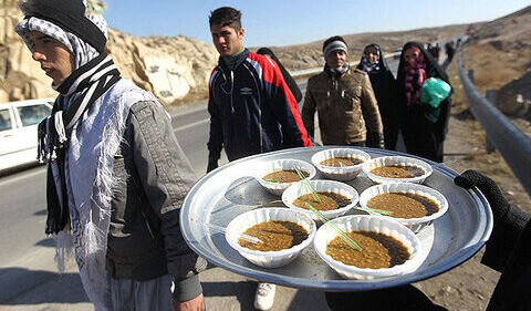 زائران پیاده از افراد ناشناس نذورات دریافت نکنند