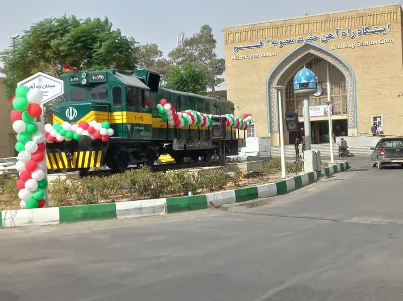 رونمایی از المان لوکوموتیو در ایستگاه راه‌آهن قم