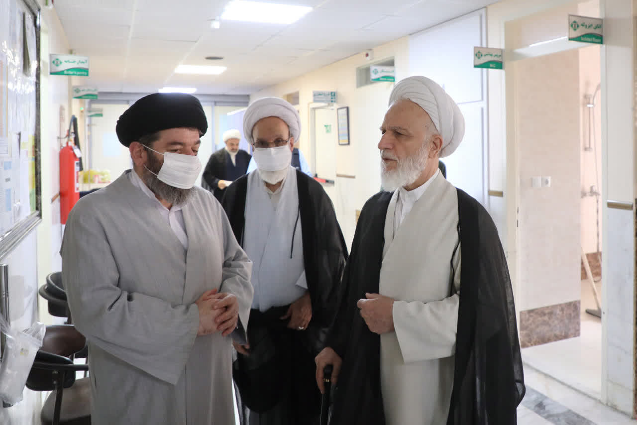 عیادت نماینده رهبری از آیت‌الله شبیری زنجانی