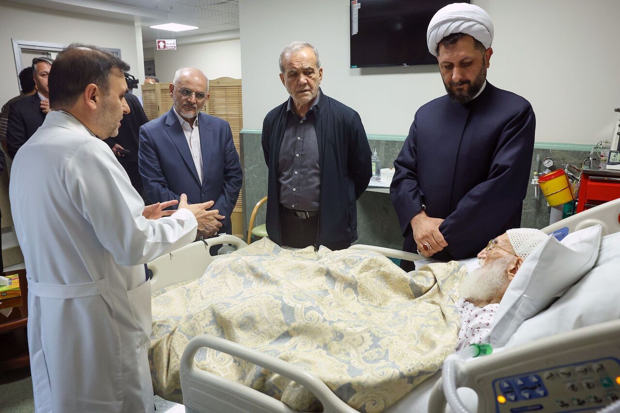 عیادت پزشکیان از حضرت آیت‌الله العظمی نوری همدانی