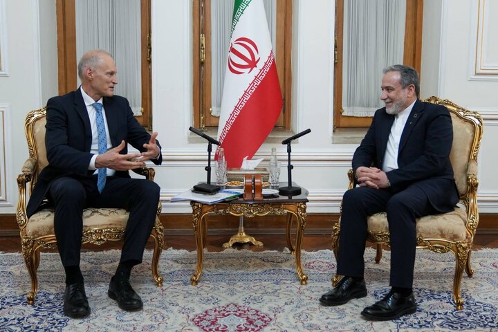 عراقچی: ایران در دفاع از حاکمیت ملی و تمامیت ارضی خود درنگ نمیکند عراقچی: ایران در دفاع از حاکمیت ملی و تمامیت ارضی خود درنگ نمیکند