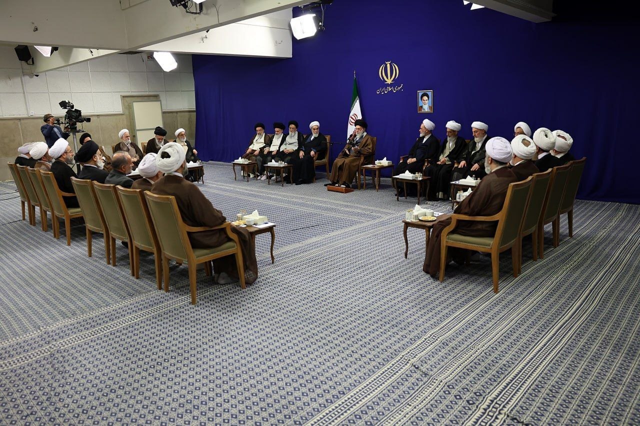 دیدار دست‌اندرکاران همایش بین‌المللی علامه میرزای نائینی با رهبر انقلاب 