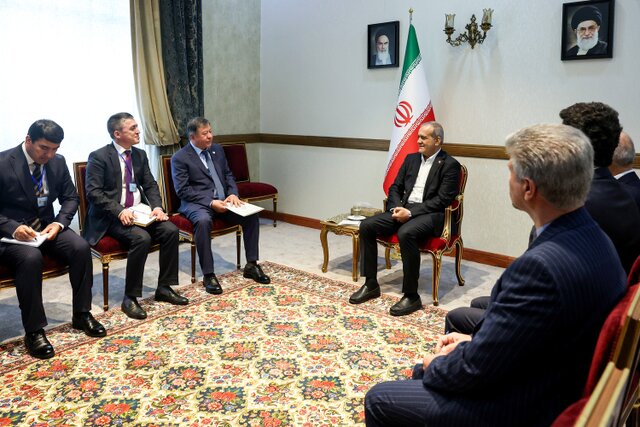 برای کمک به توسعه اقتصادی در منطقه، میتوان پول مشترک ایجاد کرد برای کمک به توسعه اقتصادی در منطقه، میتوان پول مشترک ایجاد کرد