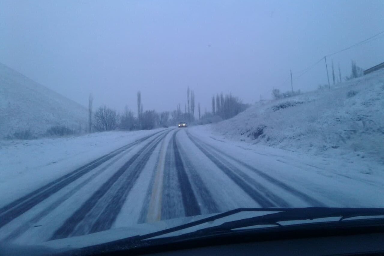 برف و باران در جاده‌های ۱۵ استان کشور