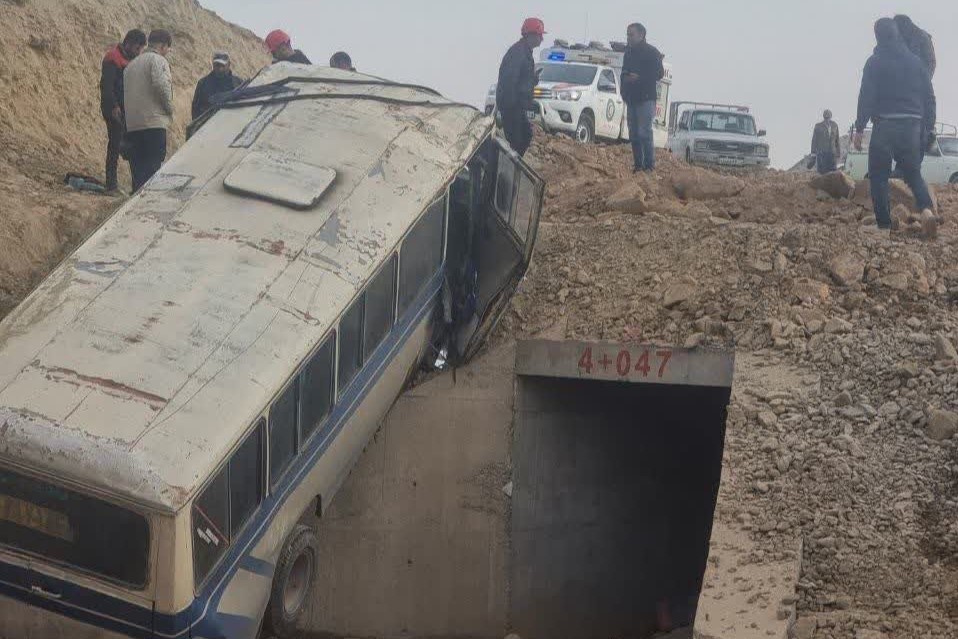  امدادرسانی به حادثه واژگونی مینی‌بوس در محور قم - تهران