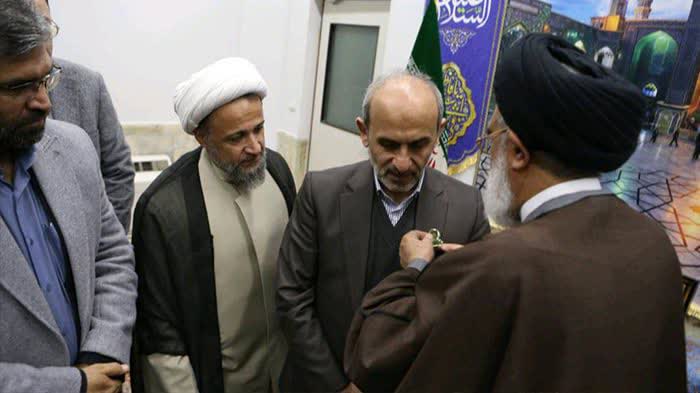  ادای احترام رئیس سازمان صداوسیما به مزار شهید حاج رمضان در قم+عکس