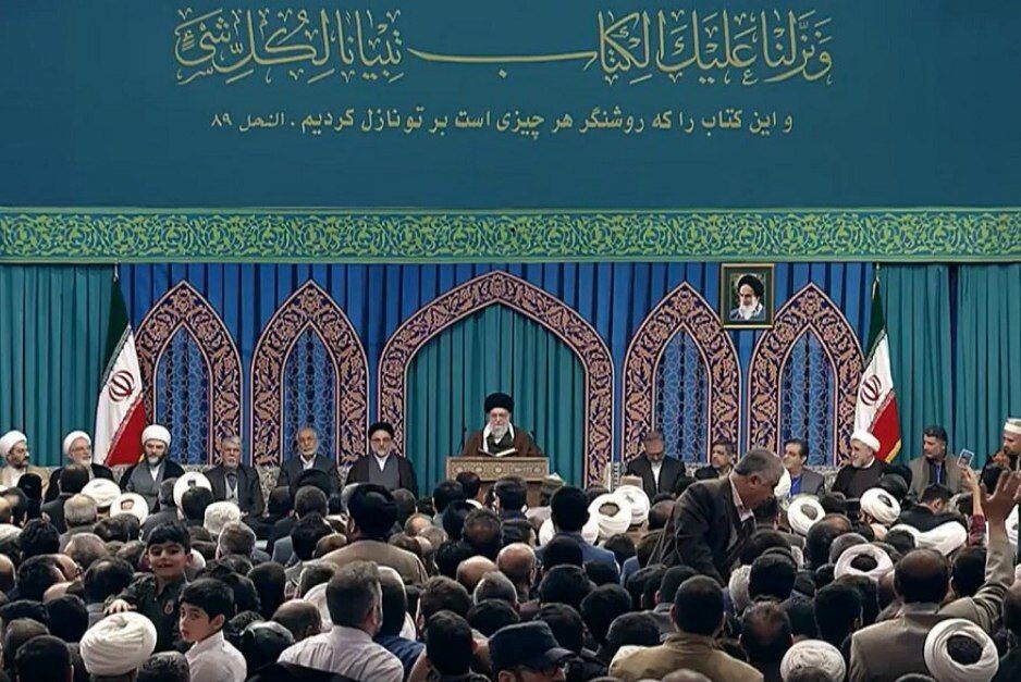 دیدار شرکت‌کنندگان در مسابقات بین‌المللی قرآن کریم با رهبر انقلاب