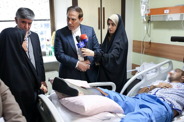  جهانگیر با مجروحان حوادث اخیر دیدار و گفت‌وگو کرد