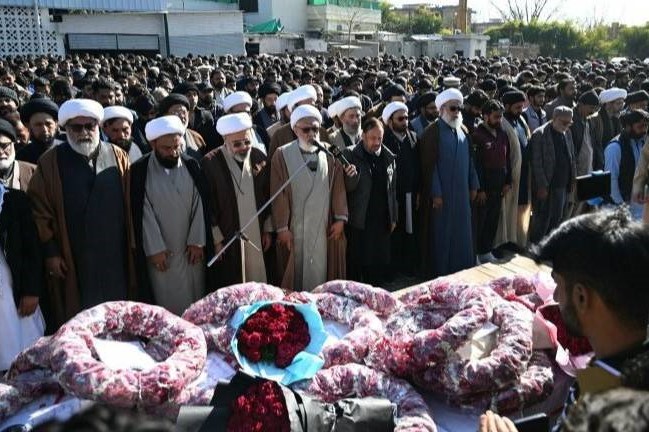تشییع پیکر ۳۲ شهید حمله تروریستی به مسجد شیعیان در پاکستان