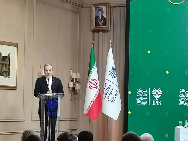 عراقچی: آرایش نظامی ما را نمی‌ترساند/غنی‌سازی حق ایران است