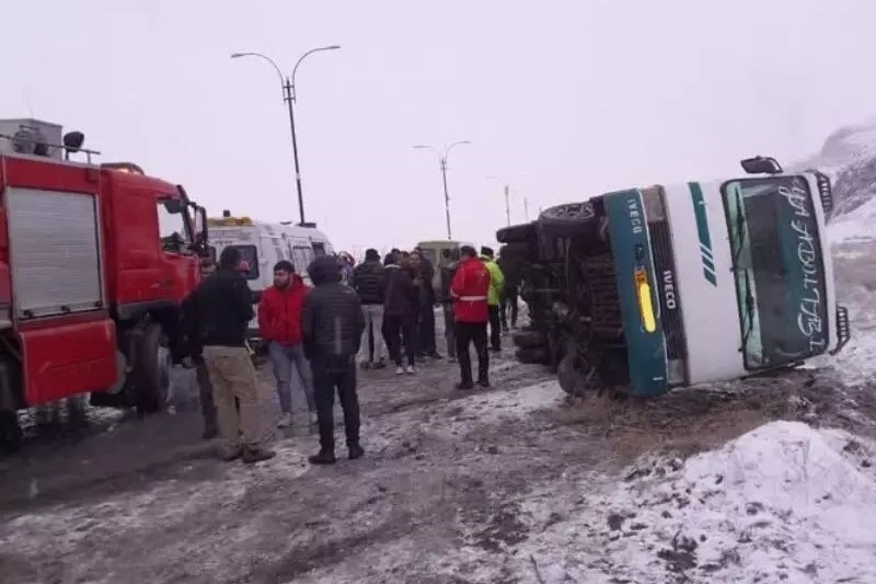 واژگونی مینی‌بوس در محور سلفچگان به قم با ۱۷ مصدوم 