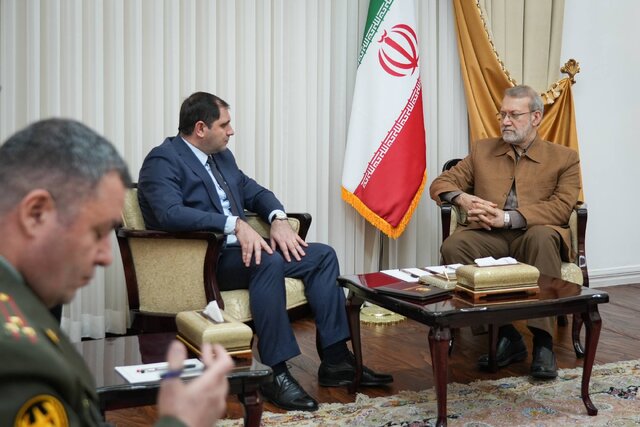 جزییات گفت و گوی دیدار وزیر دفاع ارمنستان با علی لاریجانی 