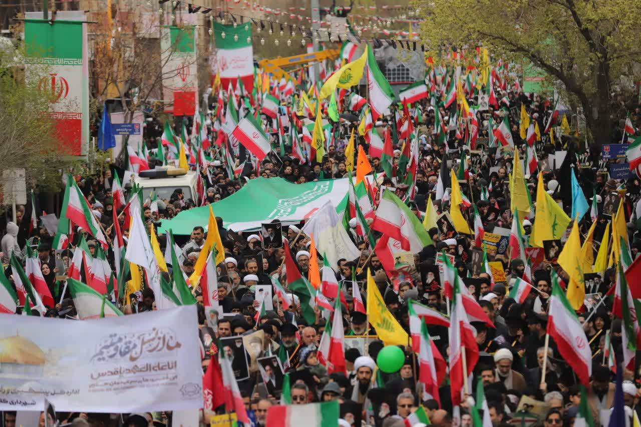 حضور پرشور مردم ایران در راهپیمایی روز قدس؛ تکبیرها هنگام بمباران طنین‌انداز شد  