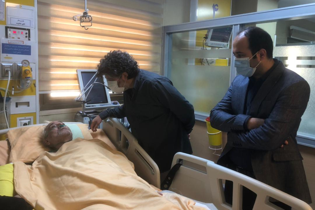 عیادت معاون سیما از محمد کاسبی در بیمارستان