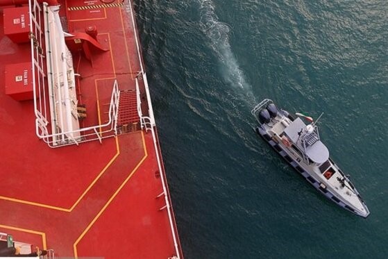 توقیف کشتی خارجی با ۲۲۰ هزار لیتر سوخت قاچاق در خلیج فارس