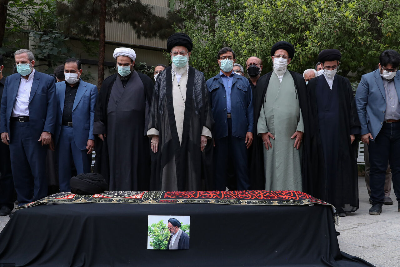 رهبر انقلاب بر پیکر حجت‌الاسلام دعائی نماز اقامه کردند