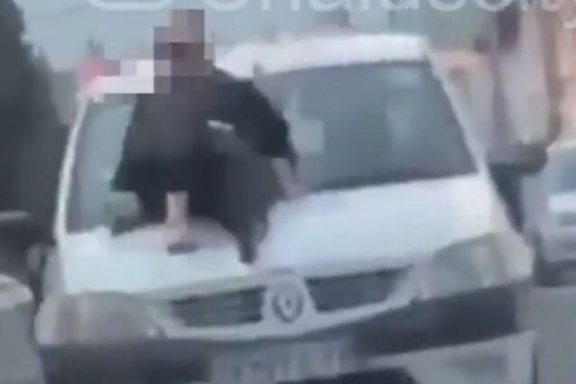 نشستن یک زن روی خودرو در حال حرکت در چالوس+ واکنش پلیس