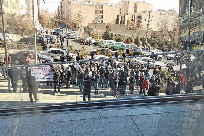 تجمع سهامداران معترض مقابل ساختمان سازمان بورس