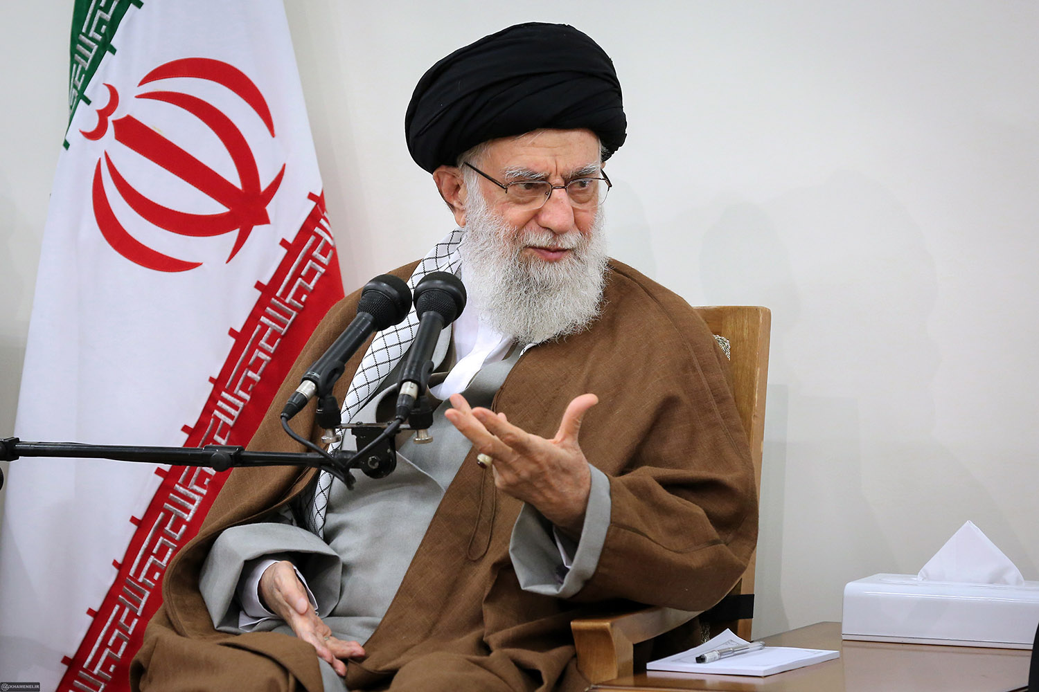 https://19dey.com/uploads/files/آیت-الله-خامنهای-رهبر-انقلاب.jpg