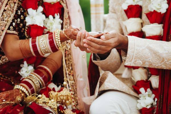 جنجال ازدواج همزمان مرد هندی با دو خواهر! +عکس