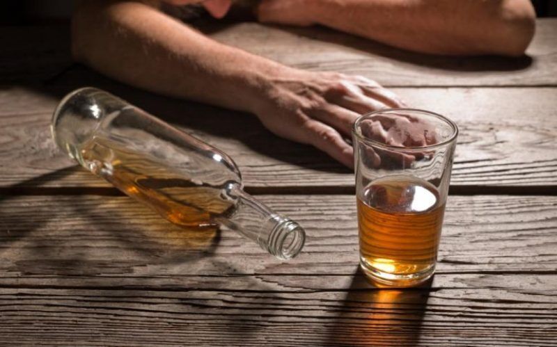 مرگ سالانه ۱۰۰ تا ۱۲۰ نفر در ایران بر اثر مشروبات الکلی تقلبی