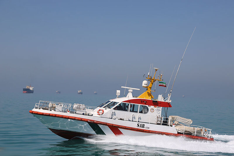 نجات ۱۲ ملوان از خطر مرگ در آب‌های خلیج فارس 