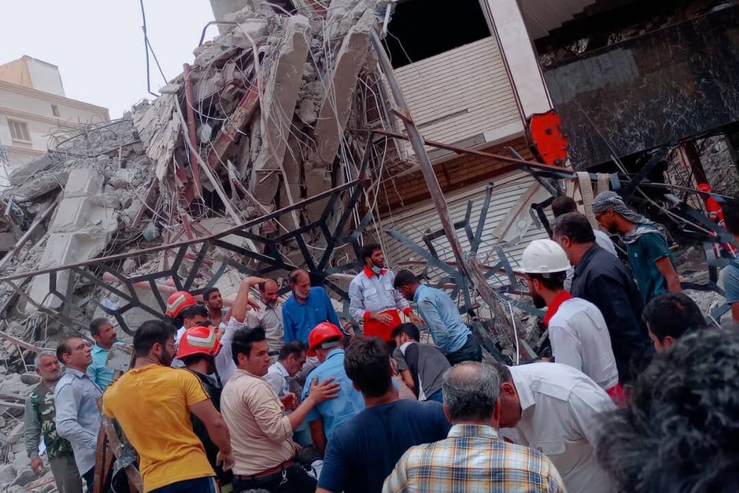 امدادگران ۲۹ مصدوم را از زیر آوار ریزش ساختمان در آبادان خارج کردند