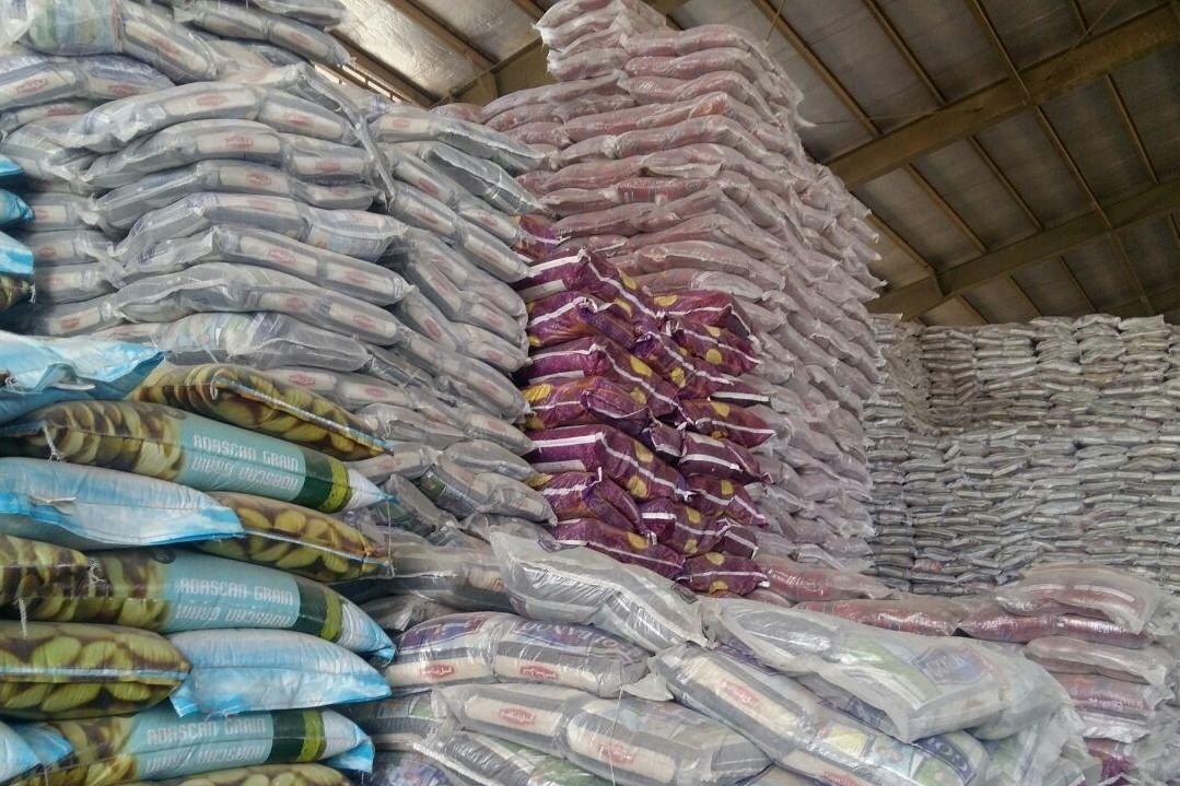 کشف ۱۵ تن برنج تقلبی در اراک/انبار متعلق به یکی از توزیع‌کننده‌های کالای اساسی است