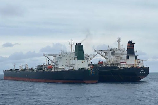 اندونزی: نفتکش ایرانی در حال انتقال به یک جزیره است