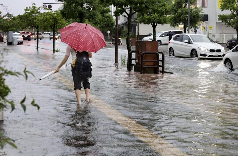 باران شدید، خیابان‌های ژاپن را به رودخانه تبدیل کرد