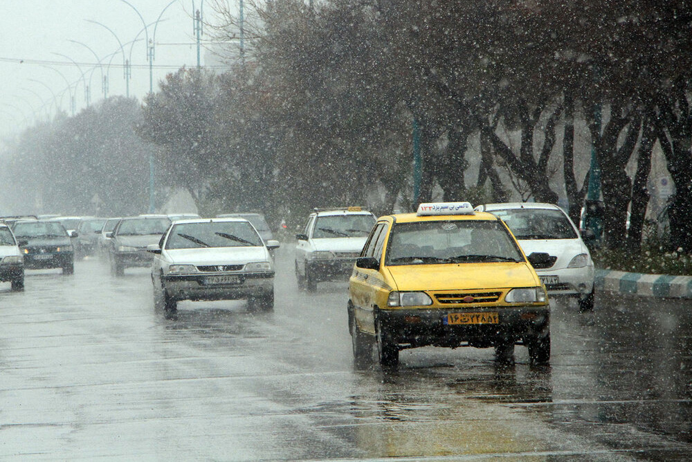 بارش برف و باران در جاده های ۱۵ استان کشور
