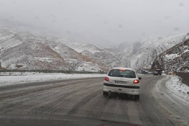 بارش برف و باران در جاده‌های ١۵ استان