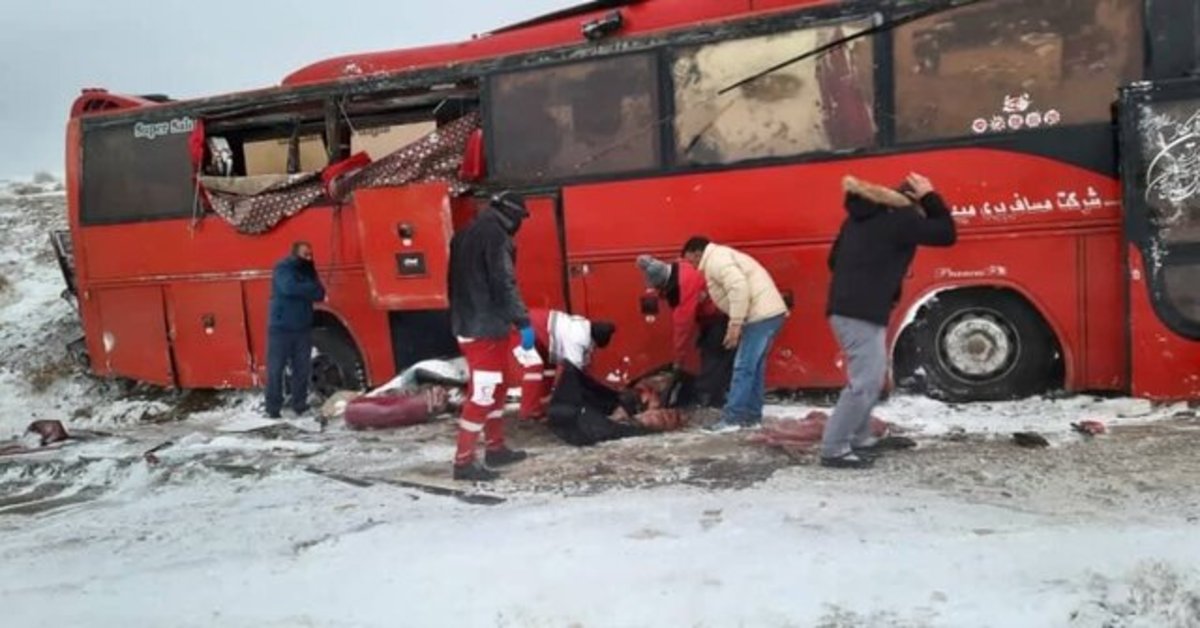 واژگونی اتوبوس قم - شاهین دژ با 17 مصدوم و یک کشته