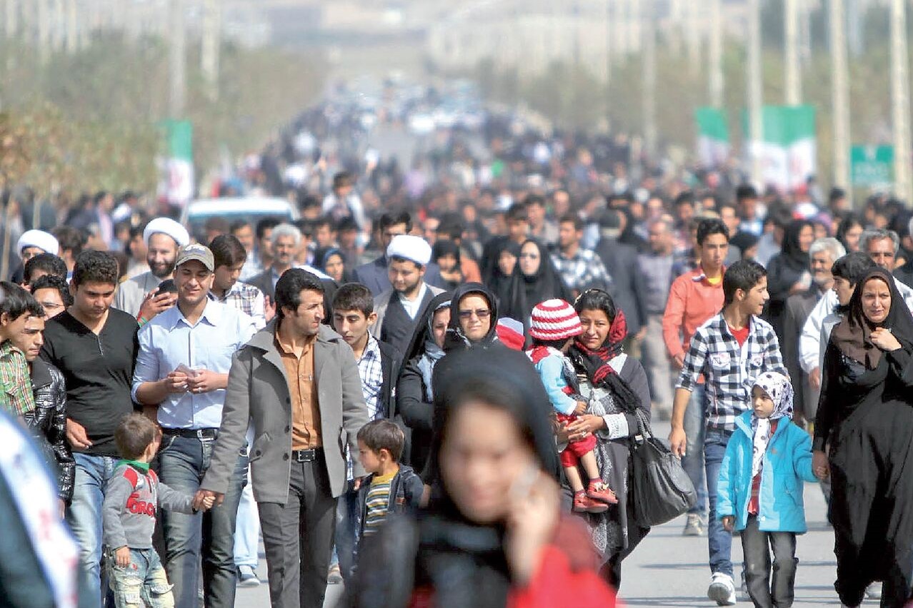 هشدار استاد دانشگاه تهران: رشد جمعیت ایران از سال ۱۴۲۵ منفی می شود