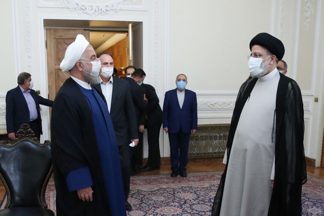 روحانی دفتر کار خود را به رئیسی تحویل داد