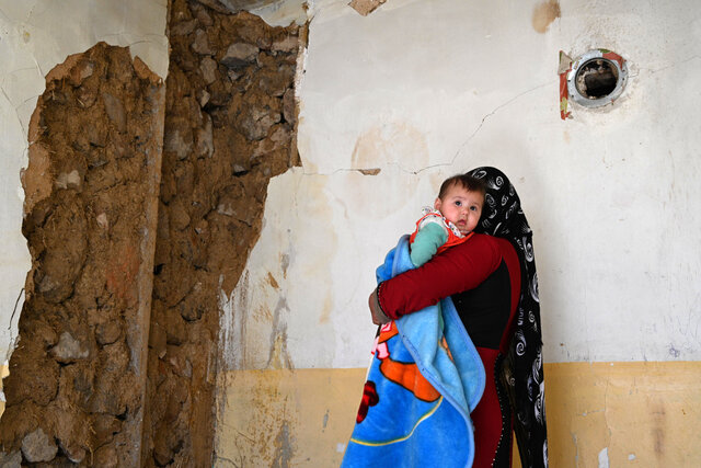 روایت یک عکاس از روزهای سخت زلزله زدگان سی‌سخت+تصاویر