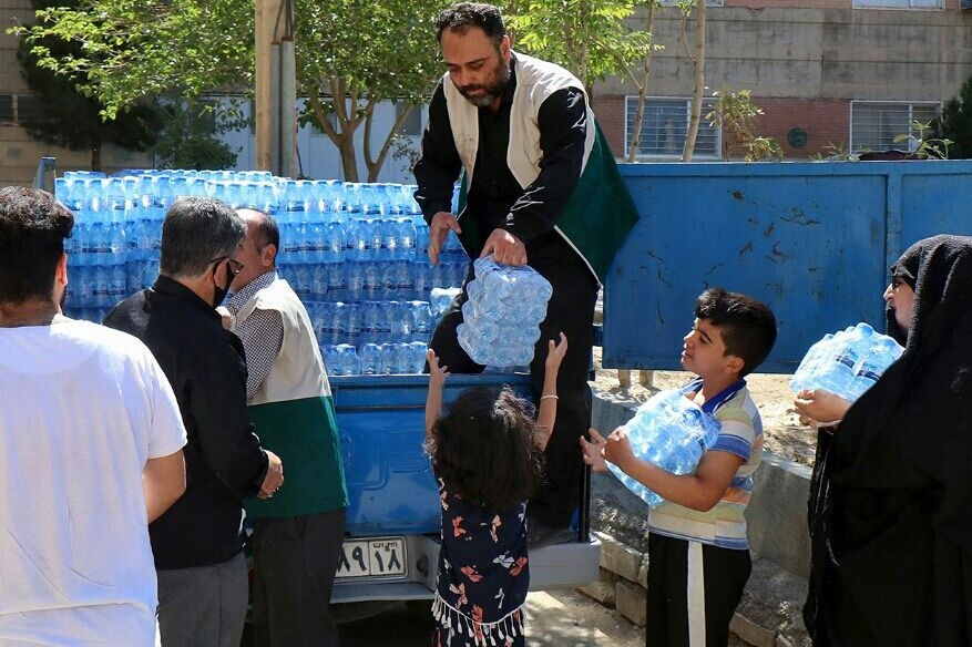 توزیع محموله آب آشامیدنی اهدایی آستان قدس رضوی در همدان