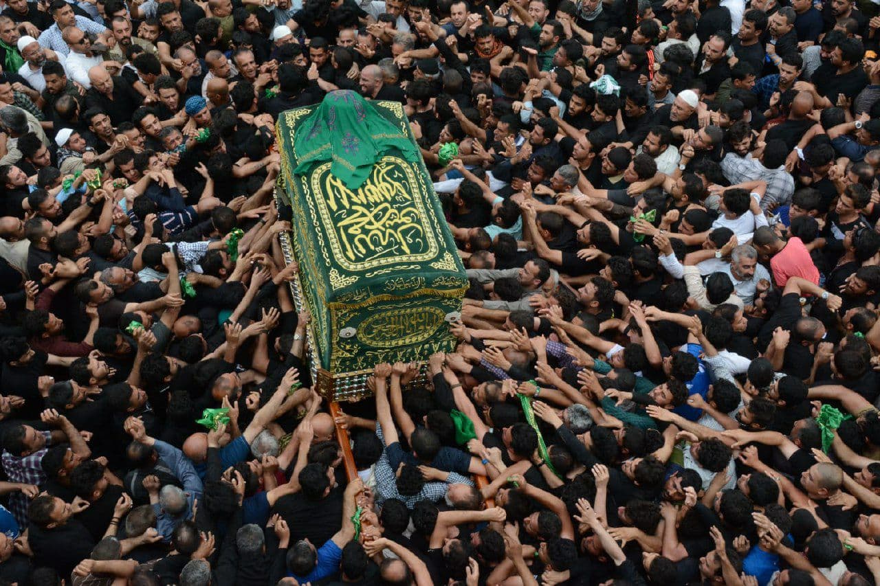مراسم نمادین تشییع تابوت امام کاظم(ع) در کاظمین