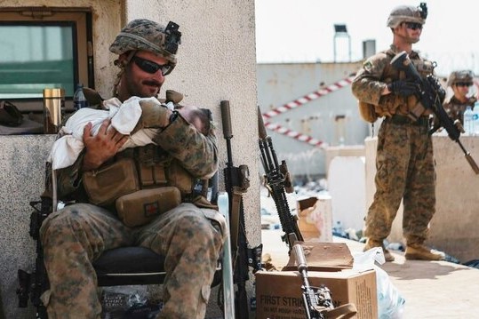 ماجرای نوزاد افغانستانی که به سربازان آمریکایی سپرده شد+تصاویر