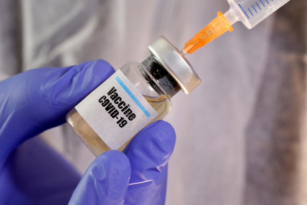 دُز سوم واکسن کرونا به تعدادی از علمای حوزه قم تزریق شد