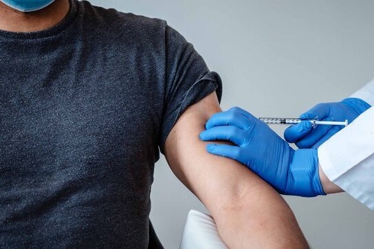 فراخوان سنین بالای ۱۸ سال برای تزریق دُز سوم واکسن کرونا