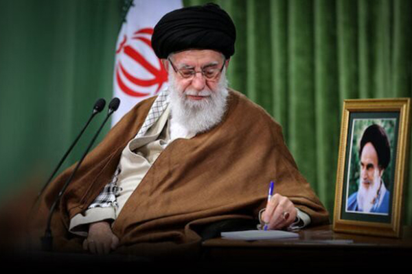 دستخط محرمانه رهبری به روحانی درباره قیمت بنزین
